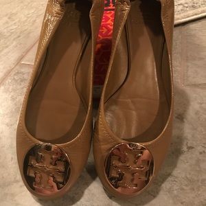 Tory Burch Reva patient Sand flats